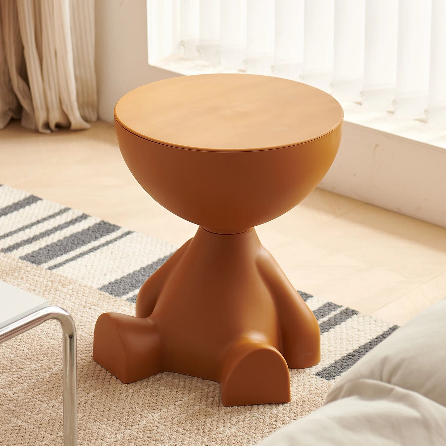 Small flat head coffee table cream style, round